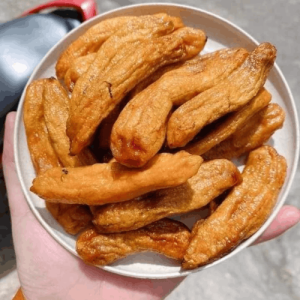 Chuối sấy dẻo tự nhiên màu vàng nâu, miếng chuối mềm dẻo, hấp dẫn, giàu dinh dưỡn