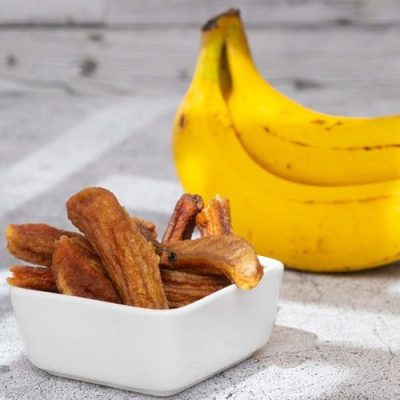 Chuối sấy dẻo tự nhiên màu vàng nâu, miếng chuối mềm dẻo, hấp dẫn, giàu dinh dưỡn