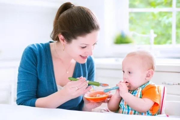 Ba mẹ chăm sóc con cái